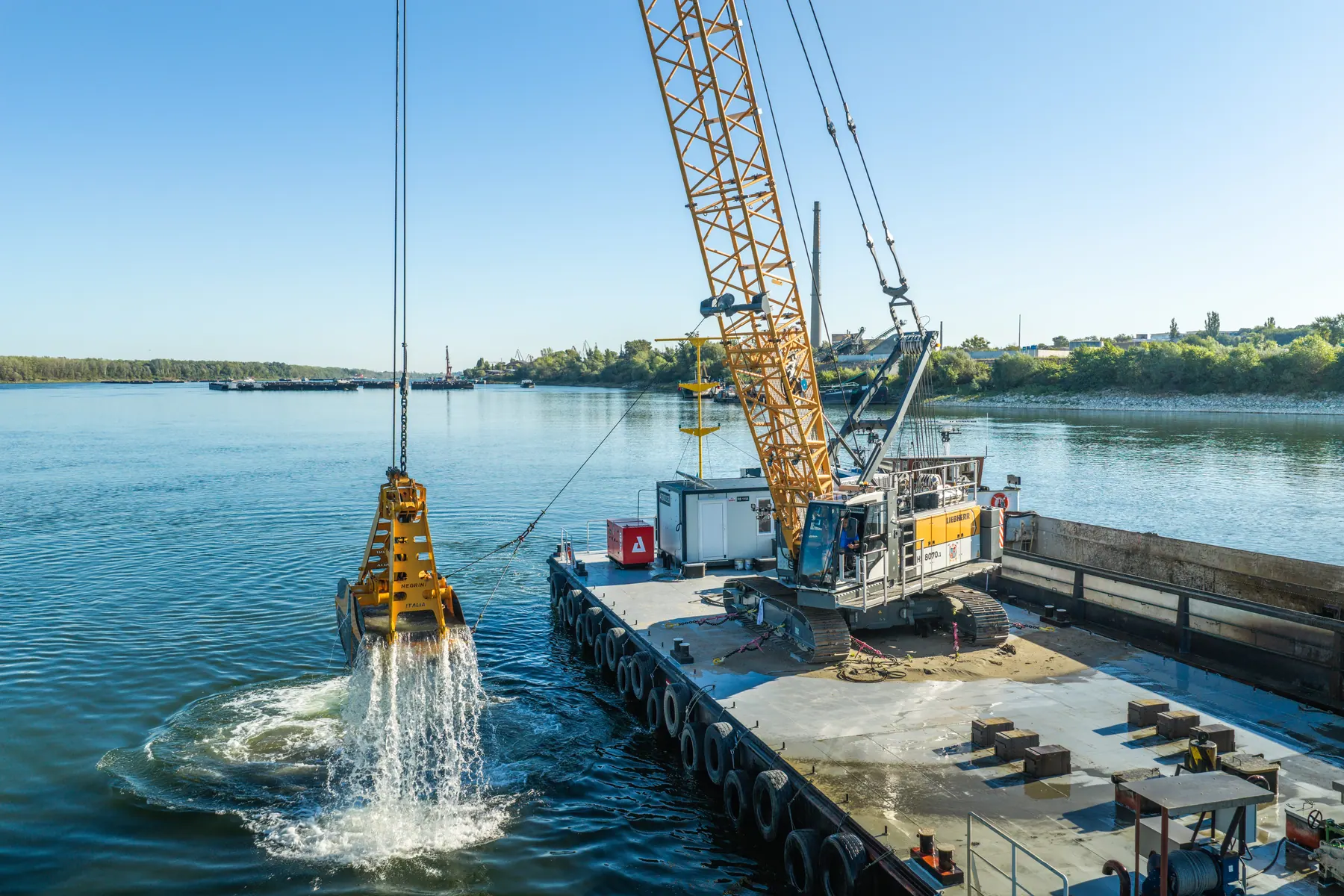 LIEBHERR HS 8070.1 при работа на Дунав