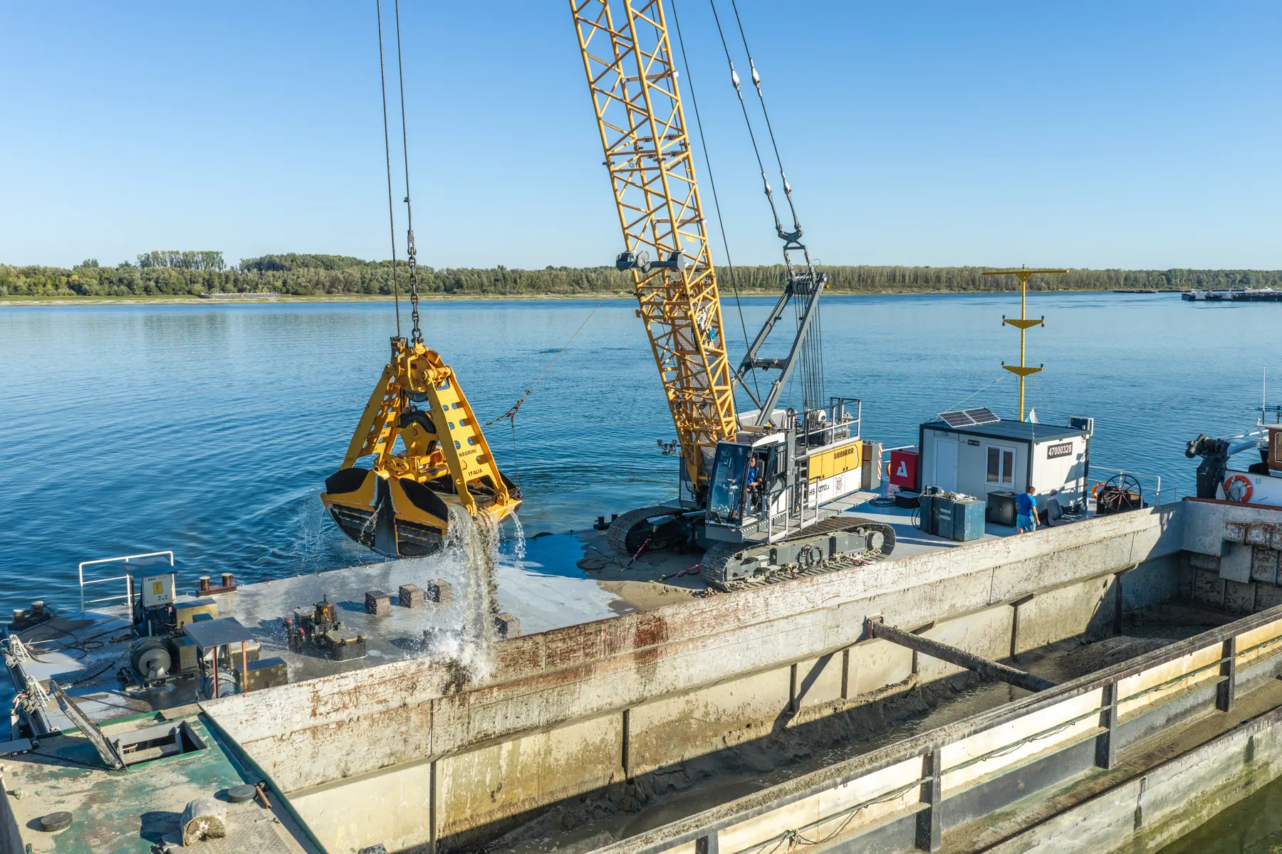 Кран LIEBHERR и плаваща платформа при драгаж на река Дунав